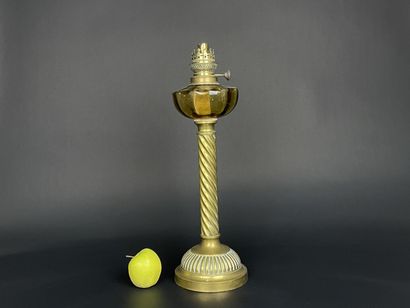 Lampe à pétrole. 
H. :49 cm.
