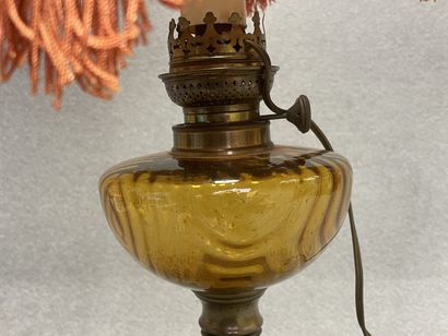 Lampe à pétrole en marbre, verre ambré et...