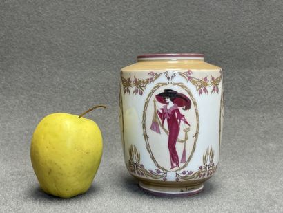 Ch. FIELD pour HAVILAND - Limoges. 
Vase...