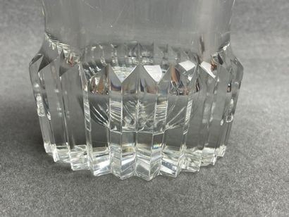 Vase en verre. 
H. :28 cm. 
éclats au col...