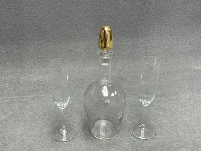 BACCARAT
Carafe et deux flutes. 
H. :30 cm...
