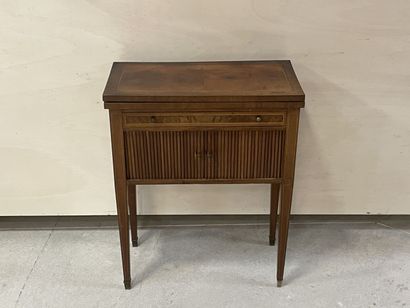 Petite commode à rideau formant table à jeu....