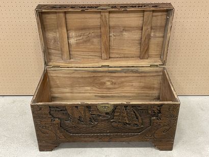 Coffre en bois exotique sculpté à décor de...