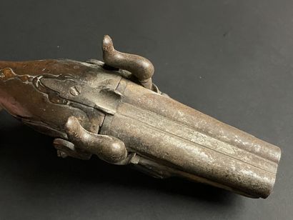 Pistolet à pierre, canon juxtaposé. 
L. :21...