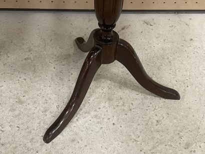 Paire de guéridons tripodes en bois teinté,...
