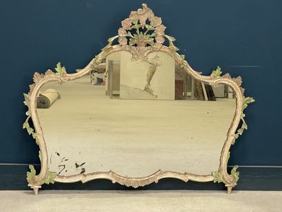 Miroir cadre en bois sculpté et patiné.
Style...