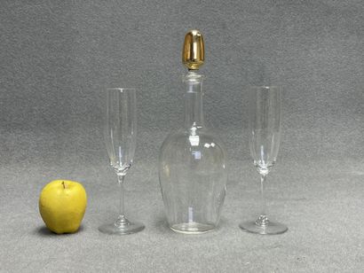BACCARAT
Carafe et deux flutes. 
H. :30 cm...