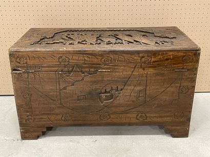 Coffre en bois exotique sculpté à décor de...