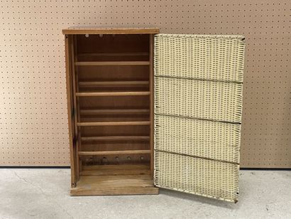 Meuble à chaussure, porte en tressage scoubidou
Années...