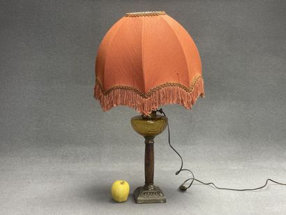 Lampe à pétrole en marbre, verre ambré et...