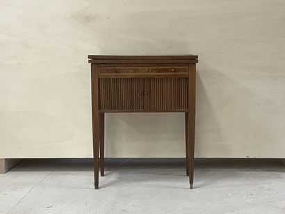 Petite commode à rideau formant table à jeu....