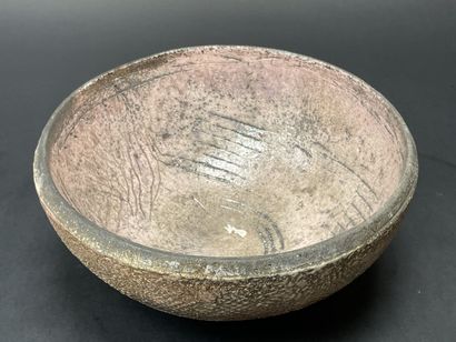 Grande coupe couverte en céramique raku.
Marque.
H:...