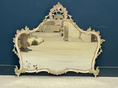 Miroir cadre en bois sculpté et patiné.
Style...