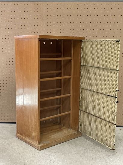 Meuble à chaussure, porte en tressage scoubidou
Années...
