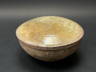 Grande coupe couverte en céramique raku.
Marque.
H:...