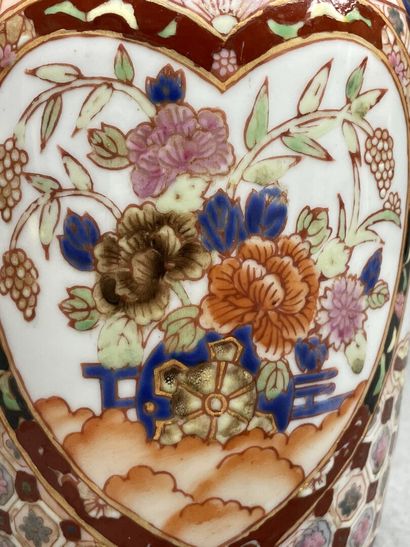 Vase en porcelaine à décor de fleurs et de...