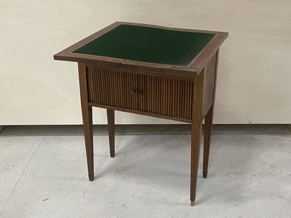 Petite commode à rideau formant table à jeu....