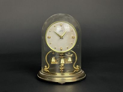 Schatz. 
Pendulette sous globe plastique....