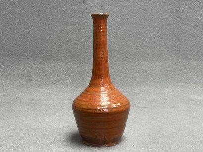 Vase à long col et personnage asiatique en...