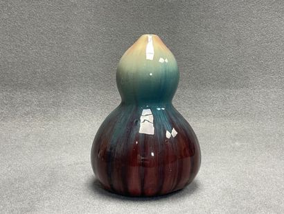 Vase coloquinte en grès émaillé. 
H. :24...