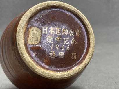 Vase à long col et personnage asiatique en...