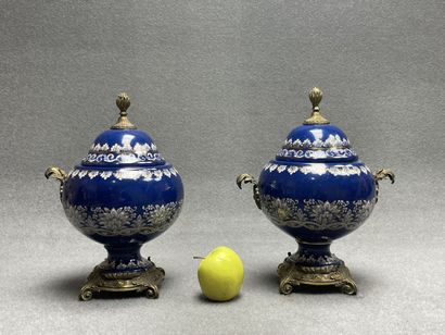 Paire d'urnes en faience monture en bronze....