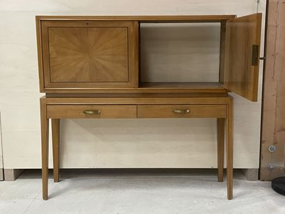 Cabinet des années 1940 en placage de bois...