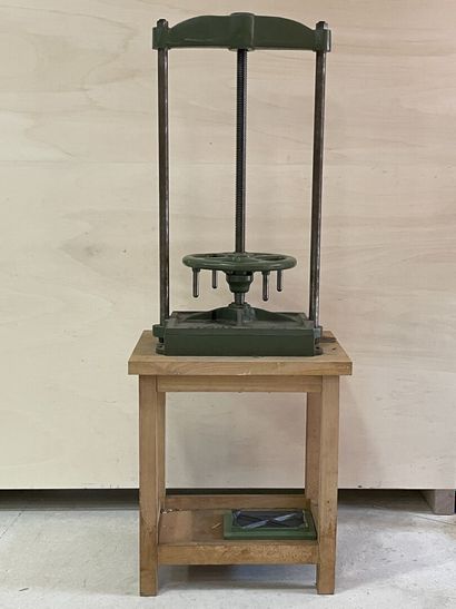 Presse de relieur sur table en bois. 
175...