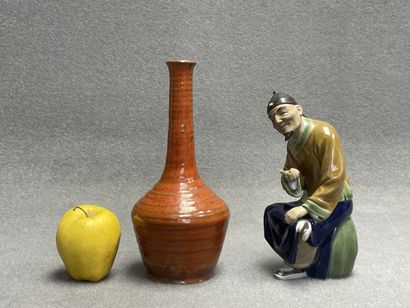 Vase à long col et personnage asiatique en...