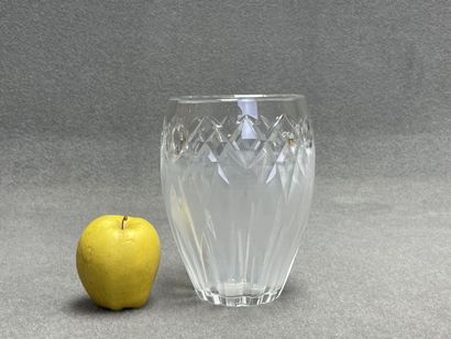 BACCARAT 
Vase en cristal taillé. 
H. :18...
