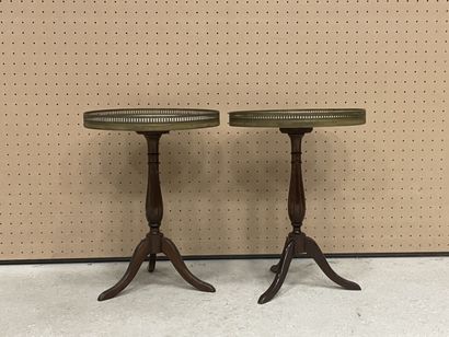 Paire de guéridons tripodes en bois teinté,...