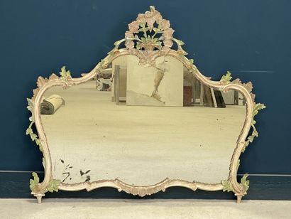 Miroir cadre en bois sculpté et patiné.
Style...