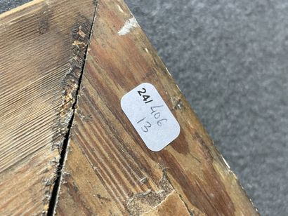 Miroir cadre en bois et stuc doré à décor...