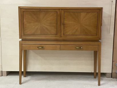 Cabinet des années 1940 en placage de bois...