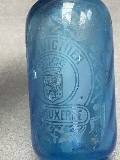 Siphon en verre bleu marqué Guignier à Auxerre.
H:...