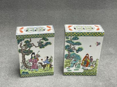 Paire de briques à herbes odorantes en porcelaine...