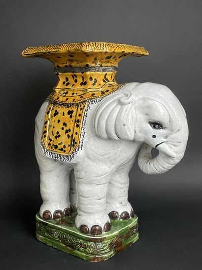 Porte-pot en céramique figurant un éléphant...