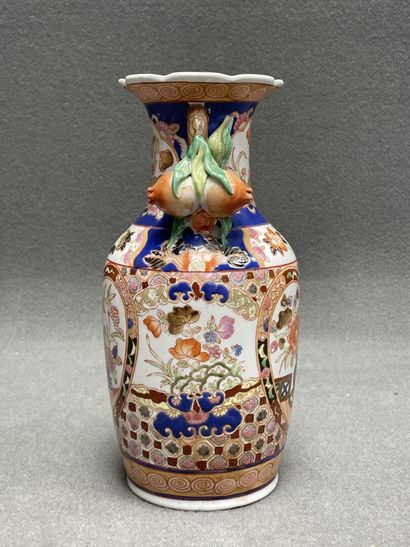 Vase en porcelaine à décor de fleurs et de...
