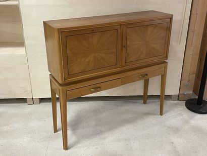 Cabinet des années 1940 en placage de bois...