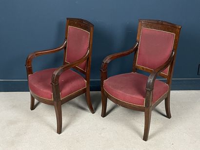 Paire de fauteuils en placage d'acajou
Epoque...