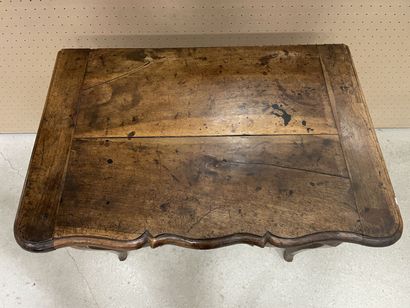 Table console en noyer mouluré ouvrant à...
