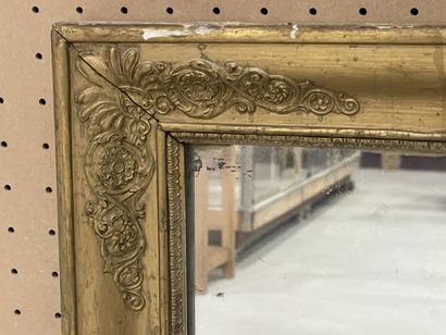 Miroir XIX° en bois et stuc doré. 
104 x...