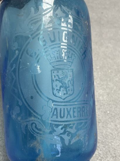 Siphon en verre bleu marqué Guignier à Auxerre.
H:...