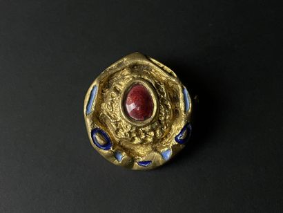 Broche en métal doré et incrustations d'émail....