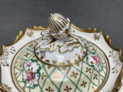 Partie de service à thé et café en porcelaine...