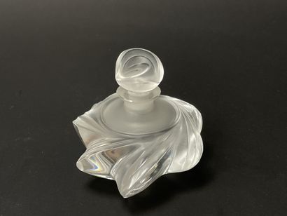 LALIQUE France, flacon en cristal moulé,...