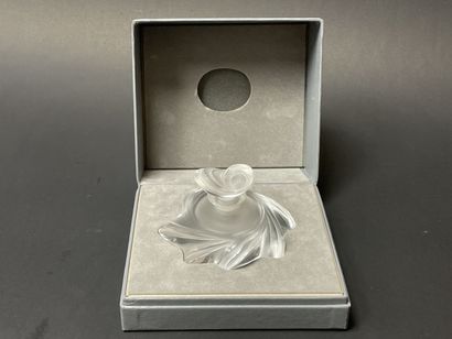 LALIQUE France, flacon en cristal moulé,...