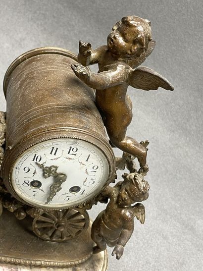 Pendule à décor de char tiré par des oiseaux...
