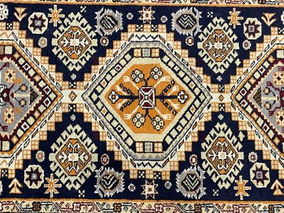 Tapis d'Orient, en laine, fond orange.
150...