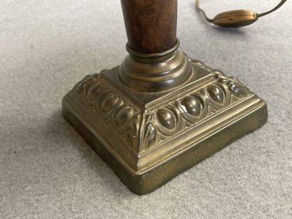 Lampe à pétrole en marbre, verre ambré et...